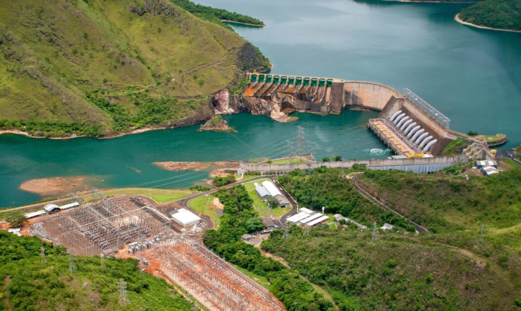 Imagem aérea da Usina de Furnas, abastecida por rios que nascem no Cerrado brasileiro.