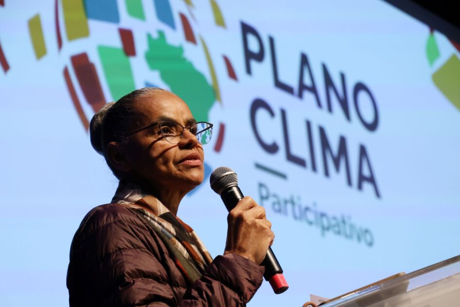 Marina Silva participa de reunião sobre Plano Clima para adaptação e fortalecimento da infraestrutura do clima.