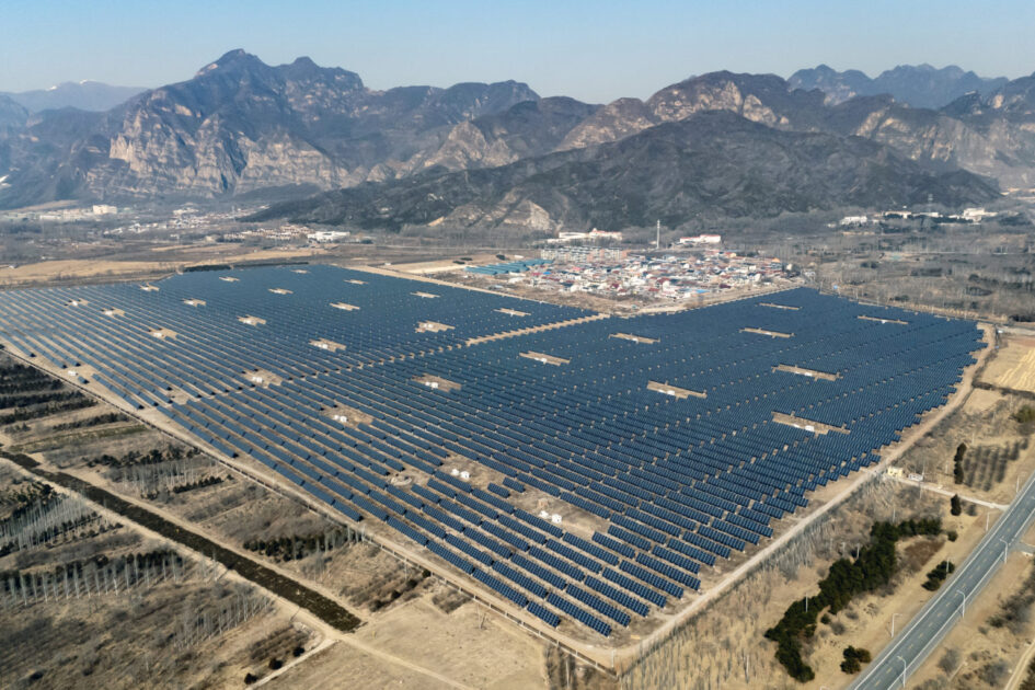 Fazenda solar na China com painéis fotovoltaicos em larga escala, destacando o papel do país na geopolítica da energia e na expansão das energias renováveis.
