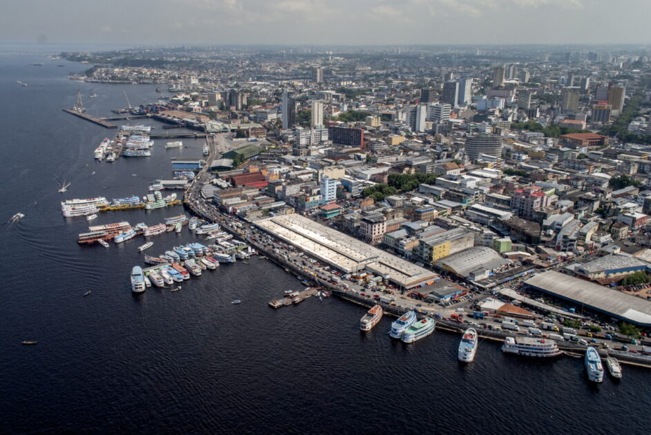 Vista aérea do Porto de Manaus, infraestrutura estratégica afetada pelas secas na Amazônia.