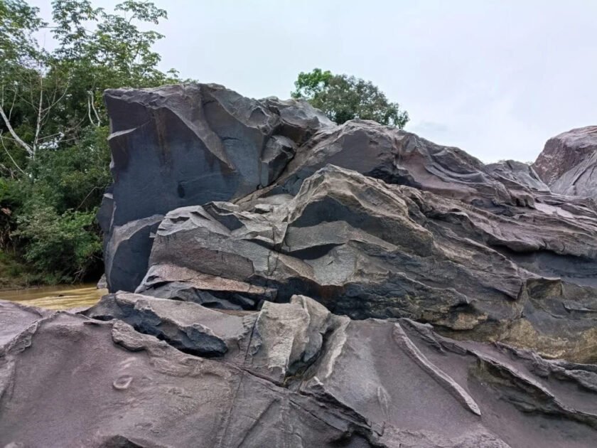 Área no oeste do Amazonas onde pesquisadores identificaram vestígios que ajudam a reconstruir a ocupação humana na Amazônia.