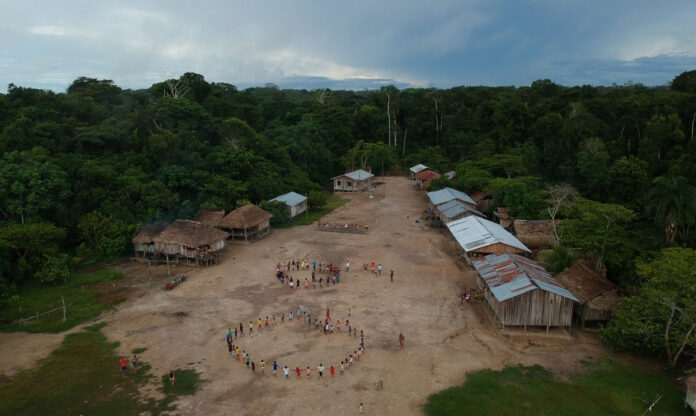 Vista aérea da aldeia Massapê, na Terra Indígena Vale do Javari, região amazônica. Comunidades indígenas têm denunciado impactos ambientais e sanitários ligados ao avanço de agrotóxicos em terras indígenas.