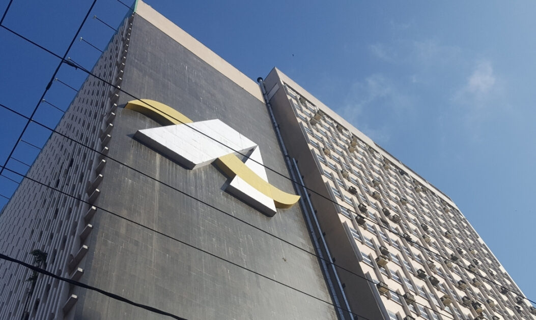 Fachada do Banco da Amazônia (BASA), instituição financeira pública ligada ao financiamento na região amazônica, com impacto sobre a floresta em pé.