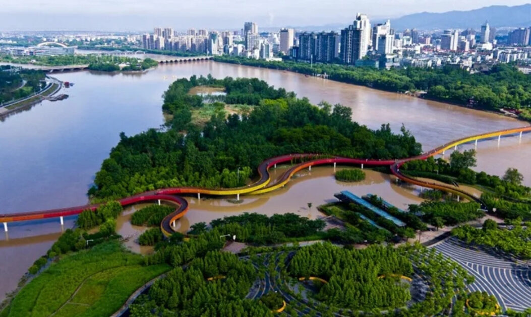 Vista do parque Jinhua Yanweizhou na China, exemplo de cidades-esponja que fortalecem a infraestrutura do clima.