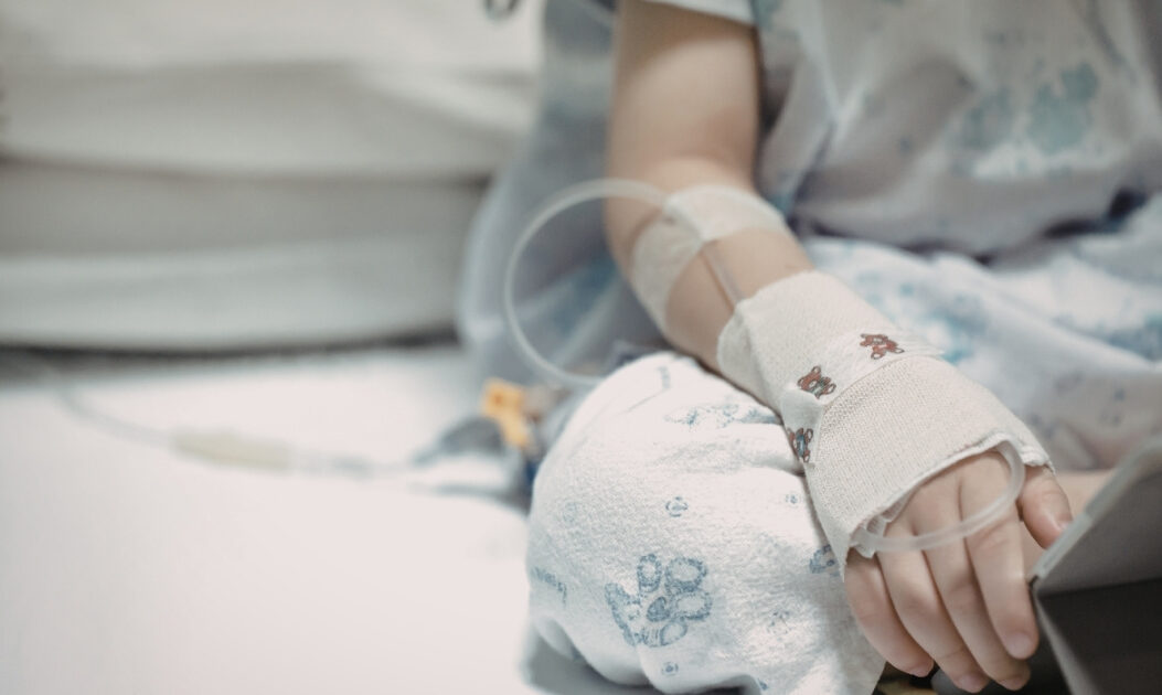 Criança recebe atendimento hospitalar, ilustrando os impactos da intoxicação por agrotóxicos no Brasil em populações vulneráveis.