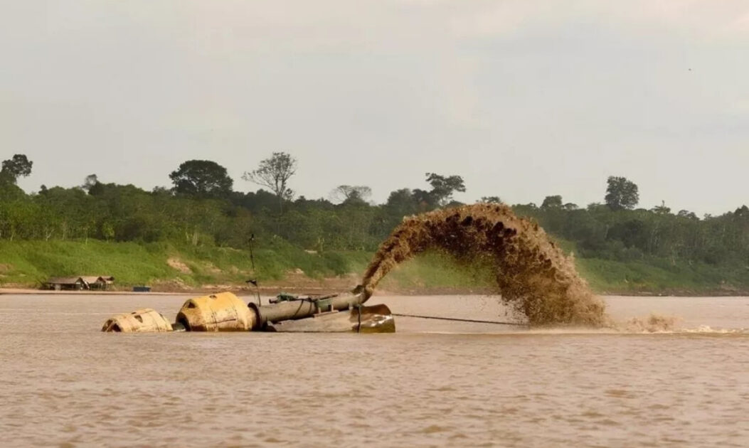 Dragagem no Rio Madeira para manter a navegabilidade durante as secas na Amazônia.