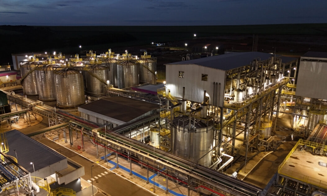 Planta industrial de etanol de segunda geração utiliza resíduos agrícolas para produzir energia renovável, destacando o avanço dos combustíveis do futuro.