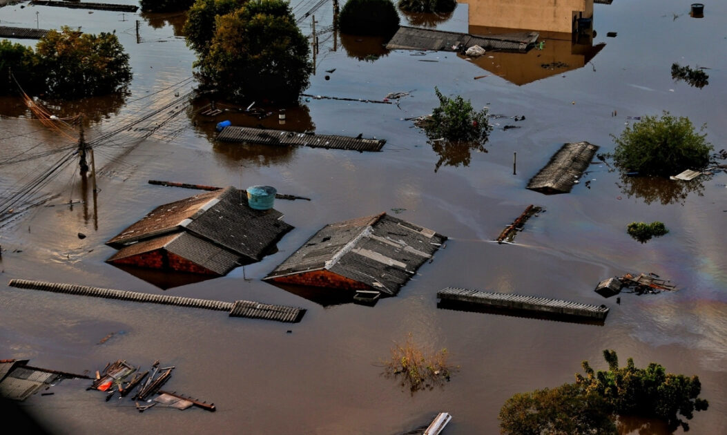 Enchente em área urbana evidencia impactos da crise climática e reforça debate sobre responsabilização climática.
