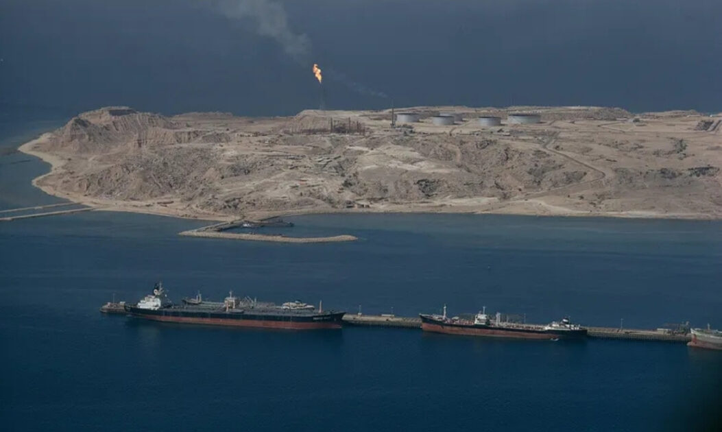 Navios-tanque no Golfo Pérsico próximos ao Irã, rota estratégica para a segurança energética global