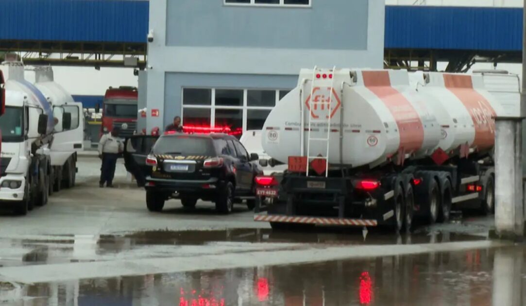 Viatura e caminhão estacionados devido à interrupção de serviços causada pela escassez de diesel no Brasil