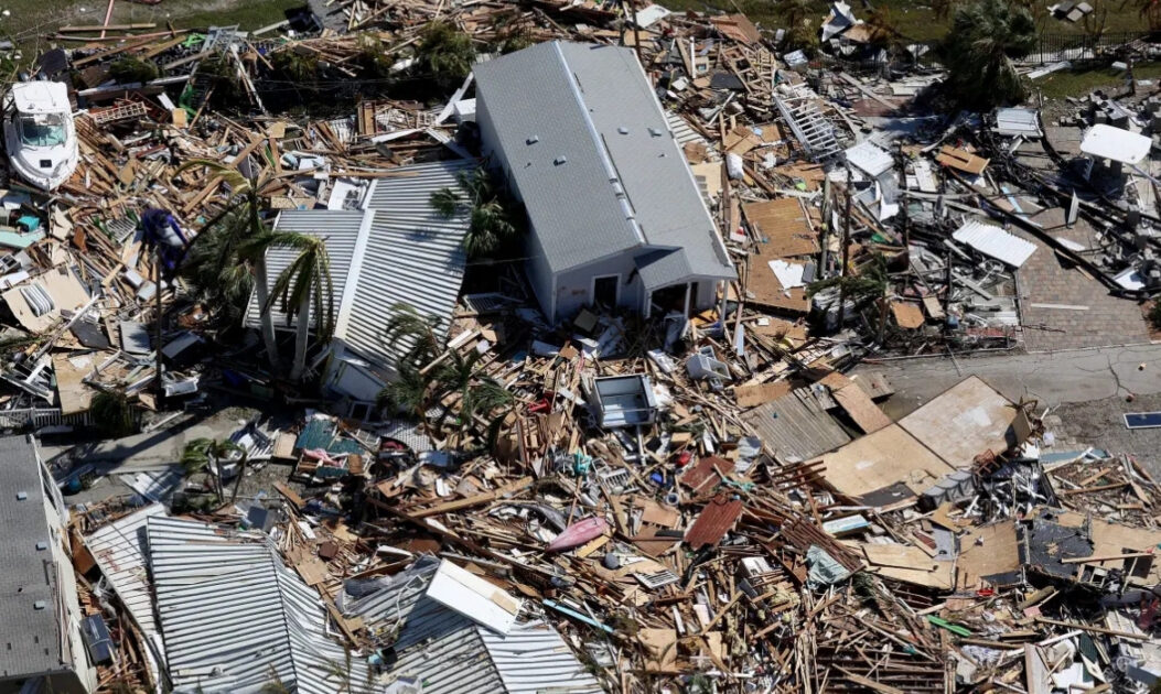 Imagem aérea de equipes de emergência resgatando moradores em área inundada na Flórida após eventos climáticos extremos retrata danos de inundações na região.