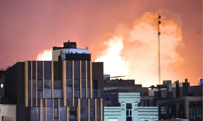 Fumaça e chamas em Teerã após ataques, ilustrando crise no Irã e impactos na segurança energética global