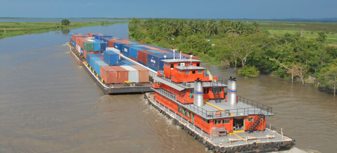 Embarcação cargueira navega pelo Rio Madeira.