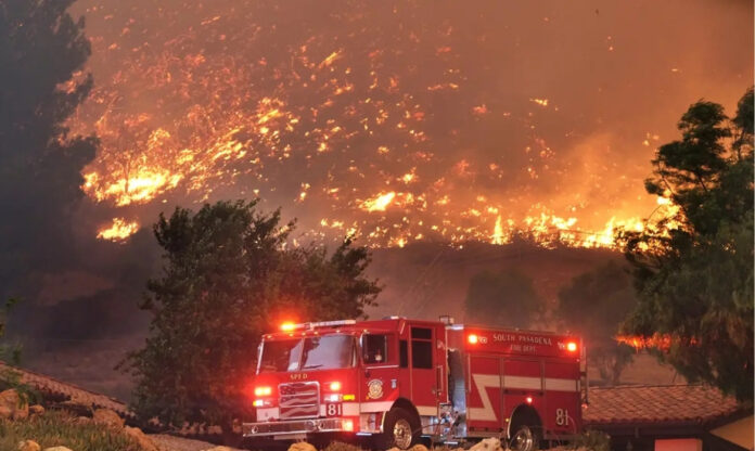 Incêndio florestal próximo a Agoura Hills, na Califórnia, evidencia impactos de eventos climáticos extremos nos Estados Unidos.