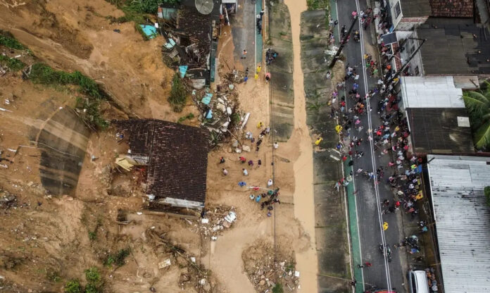 Imagem aérea mostra área destruída por fortes chuvas, evidenciando o impacto das mudanças climáticas em Recife e os riscos de enchentes e deslizamentos na capital pernambucana.