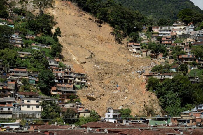Deslizamento em Petrópolis (RJ) após chuva intensa expõe falhas na infraestrutura do clima e vulnerabilidade urbana.