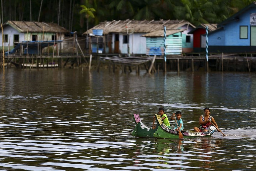 Ribeirinhos em comunidade da Amazônia utilizam gerador a diesel para garantir acesso à energia elétrica em região isolada.