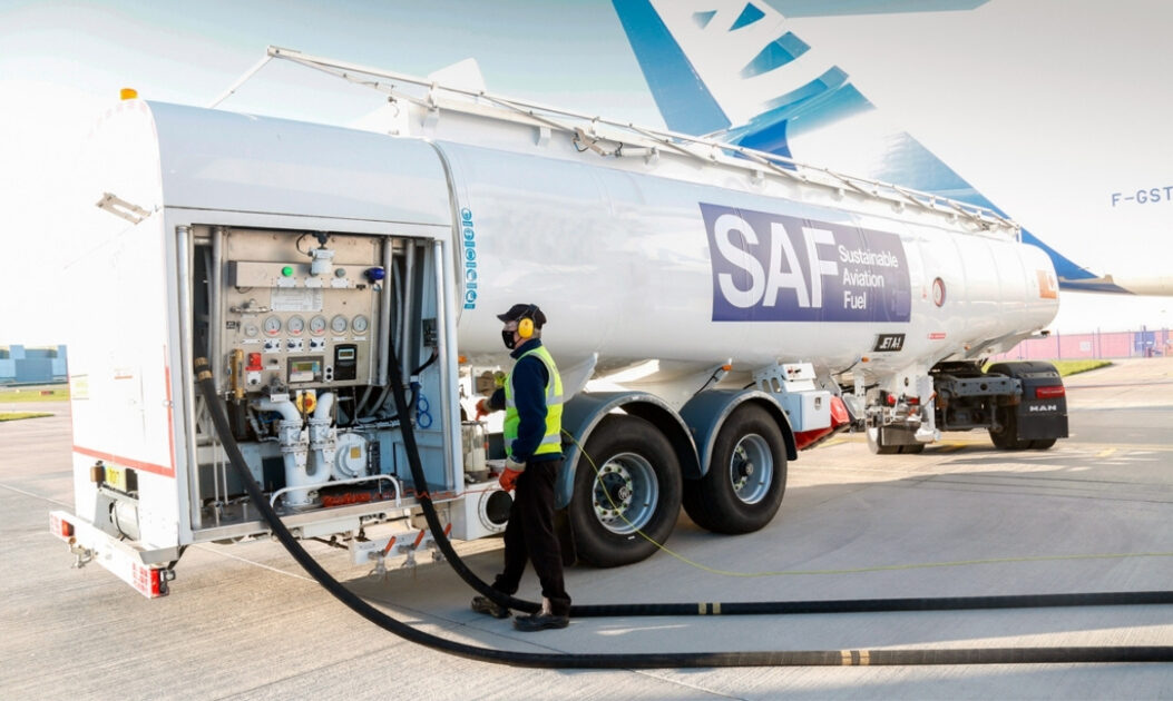 Aeronave da Airbus sendo abastecida com biocombustível de aviação destaca o uso de SAF entre os combustíveis do futuro.