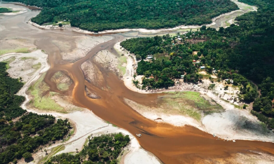 Imagem de seca na Amazônia mostra impactos da crise climática e necessidade de fortalecer a infraestrutura do clima.