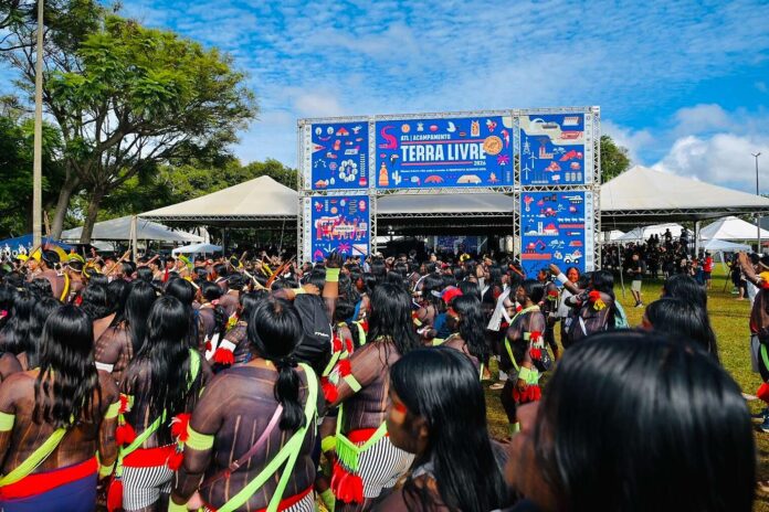 Indígenas reunidos no início do Acampamento Terra Livre em Brasília, com estruturas do acampamento e mobilização coletiva em defesa dos territórios