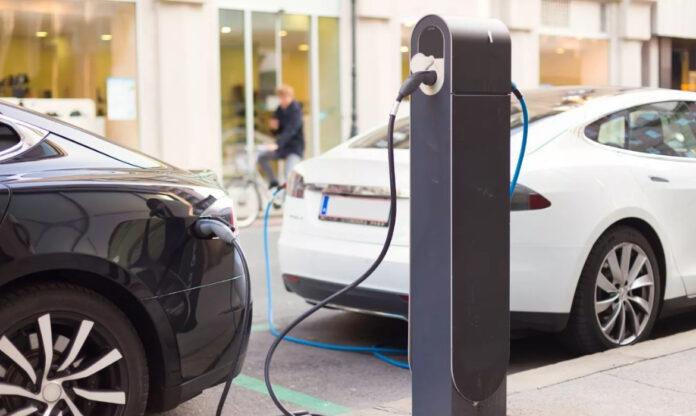 veículos elétricos na Europa carregando em estação pública urbana