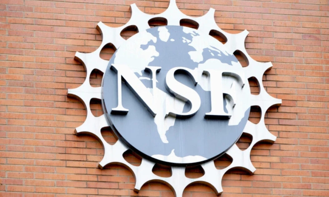 Entrada da National Science Foundation, sede do Conselho Nacional de Ciência dos Estados Unidos após demissão em massa