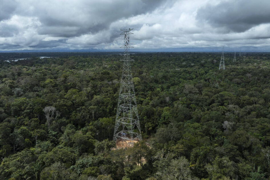 Operarios trabalhando na montagem de uma torre de linha de transmissao de energia no Amazonas Lalo de Almeida 12.jun .25 Folhapress