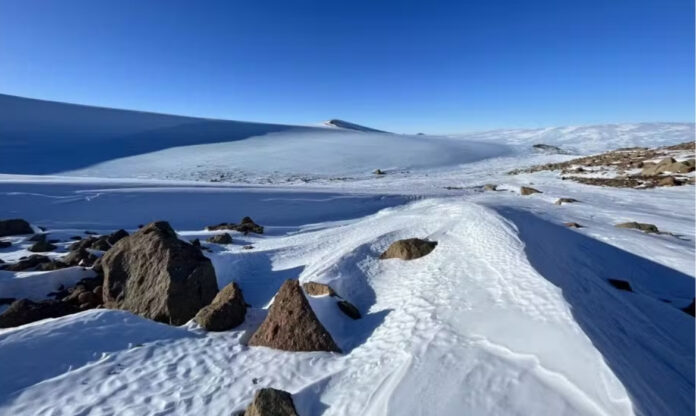 Campo de gelo em Allan Hills, na Antártica, onde cientistas investigam o clima da Terra por meio de gelo antigo