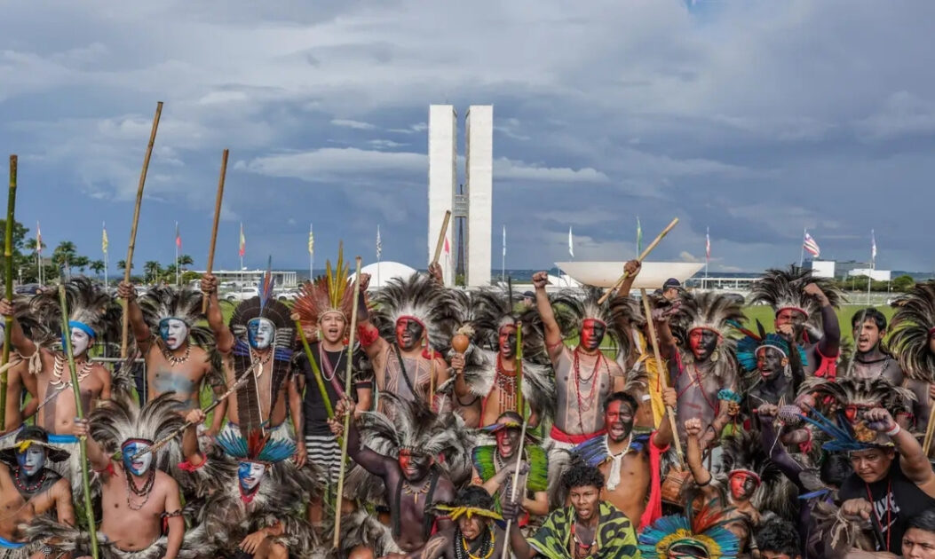 Lideranças indígenas reunidas em frente ao Congresso Nacional durante o Acampamento Terra Livre defendendo zonas livres de petróleo e gás no Brasil