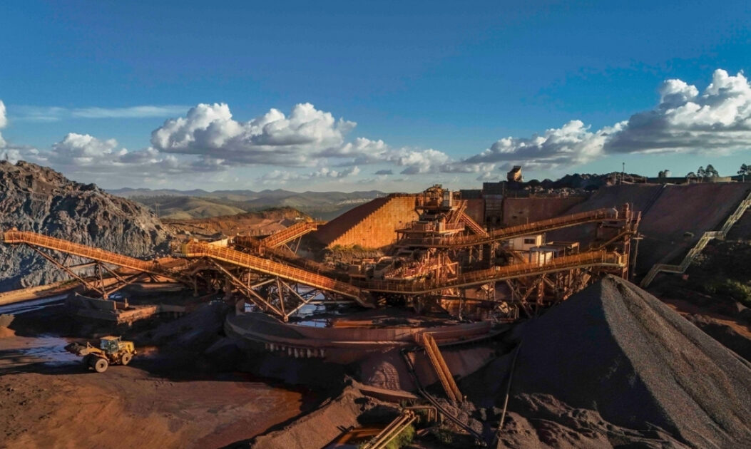 Sistema de empilhamento a seco de rejeitos em mineração, tecnologia que reduz uso de água e riscos de barragens na mineração sustentável.