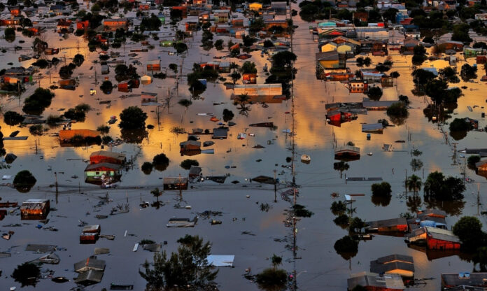 Enchentes históricas no Rio Grande do Sul alagam áreas urbanas e evidenciam riscos climáticos para infraestrutura e economia
