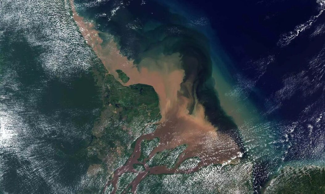 Imagem de satélite da foz do rio Amazonas mostrando sedimentos no oceano Atlântico, área sensível ao petróleo na Foz do Amazonas