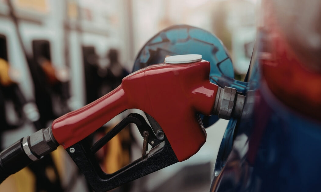 carro abastecendo com gasolina em posto, refletindo crise dos combustíveis fósseis na Europa que acelera a venda de veículos elétricos na Europa