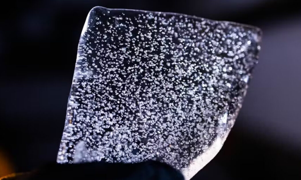 Núcleo de gelo da Antártica em close com bolhas de ar que registram o clima da Terra no passado