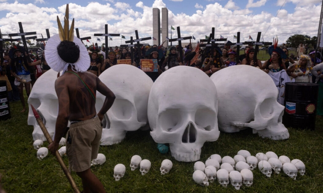 Indígenas participam de protesto do Acampamento Terra Livre em frente ao Congresso Nacional contra mineração em terras indígenas.