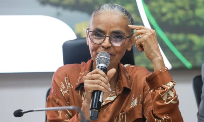Marina Silva durante discurso em Brasília apresenta balanço da gestão com destaque para queda do desmatamento e reforço da fiscalização ambiental no Brasil.