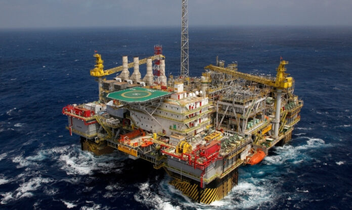 Plataforma da Petrobras em operação no mar, ilustrando a exploração de petróleo na Foz do Amazonas