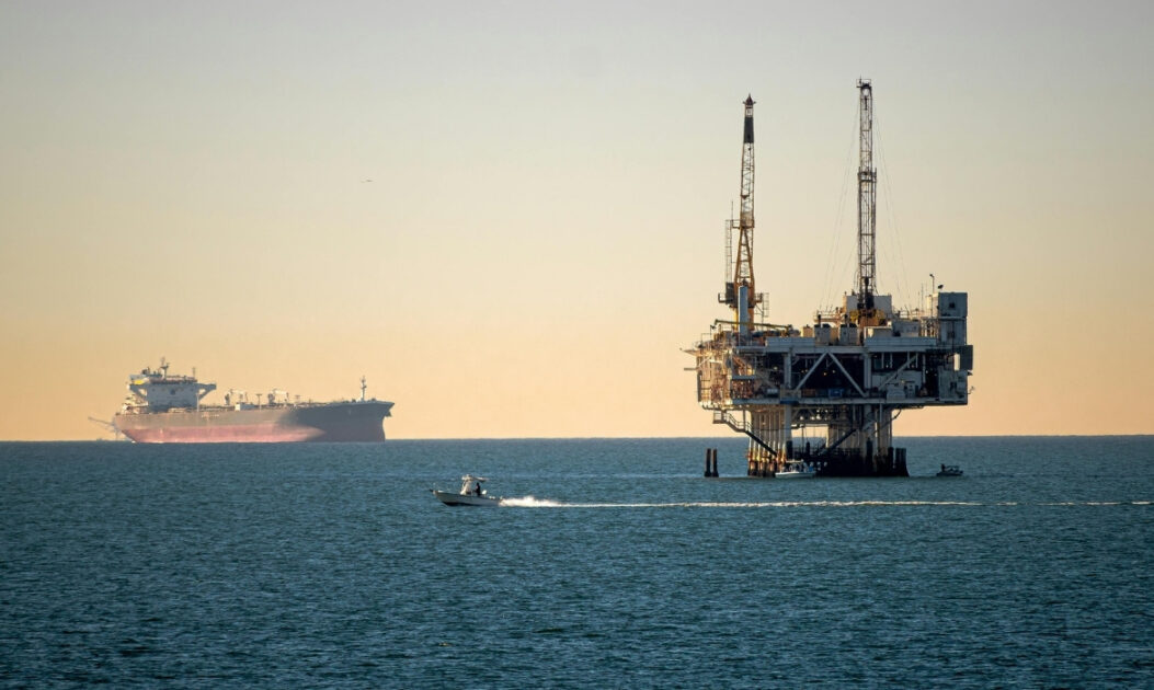 Plataforma de petróleo em alto-mar representa a exploração que influencia o preço dos combustíveis no Brasil.