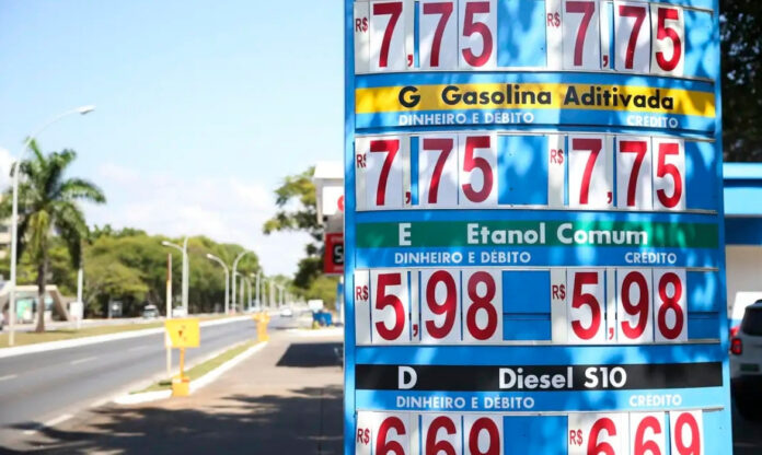 Painel de posto de gasolina mostra valores de gasolina, etanol e diesel, refletindo o preço dos combustíveis no Brasil.