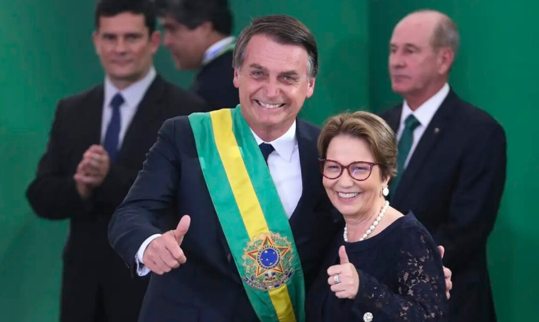 Jair Bolsonaro e Tereza Cristina em evento oficial relacionado ao debate sobre mineração em terras indígenas no Brasil