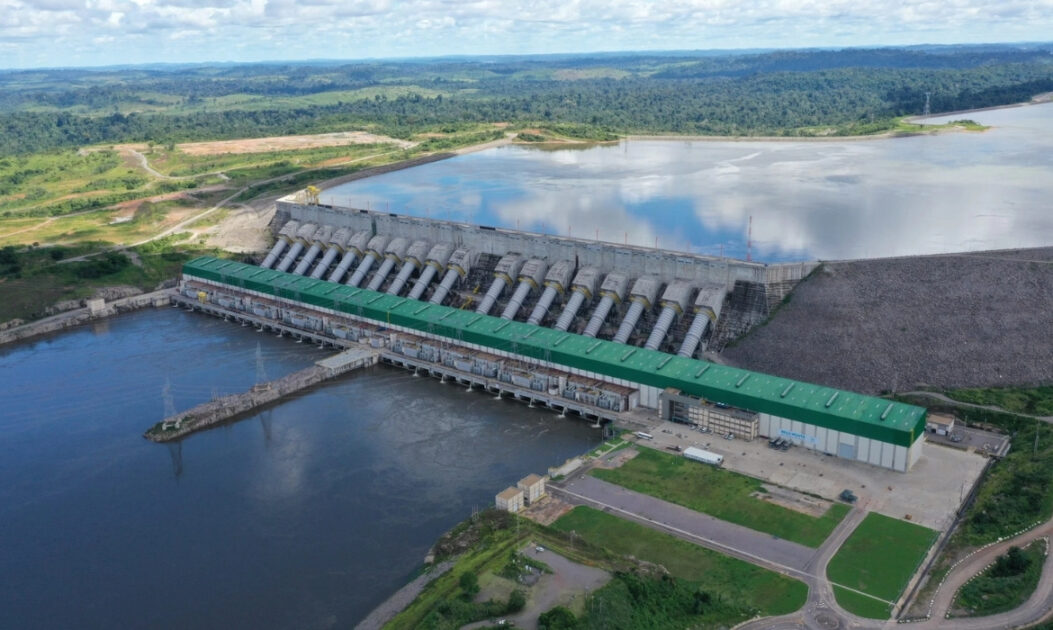 Vista aérea da Usina de Belo Monte, no Pará, destacando impactos socioambientais na região amazônica