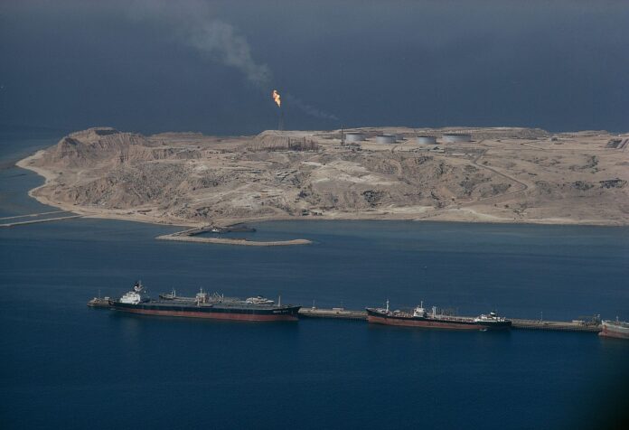 Navios-tanque próximos à ilha de Kharg, no Golfo Pérsico, em área estratégica da crise do petróleo no Estreito de Ormuz