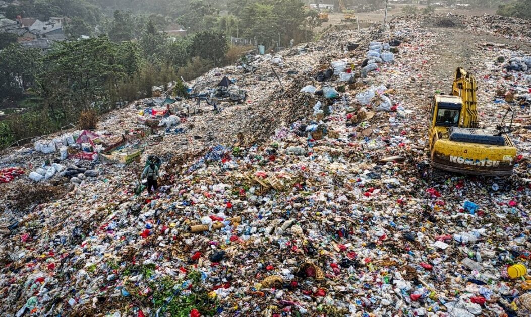 Grande quantidade de resíduos plásticos acumulados em aterro sanitário, evidenciando o impacto da poluição ambiental causada pelo descarte inadequado.
