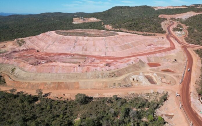 Área de mineração a céu aberto em Goiás, relacionada à exploração de terras raras no Brasil.