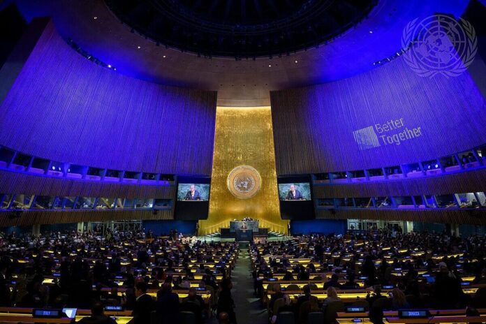 Assembleia Geral da ONU durante sessão sobre responsabilização climática e obrigações legais dos países.