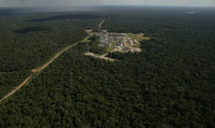 Imagem aérea da Província de Urucu, área de exploração de petróleo na Amazônia, em Coari, no Amazonas.