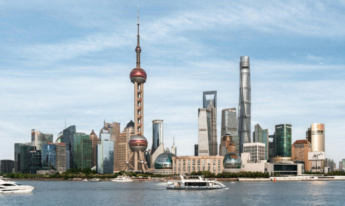 Vista urbana de Xangai, na China, com arranha-céus e infraestrutura moderna em destaque, cidade que avançou em reciclagem em Xangai.