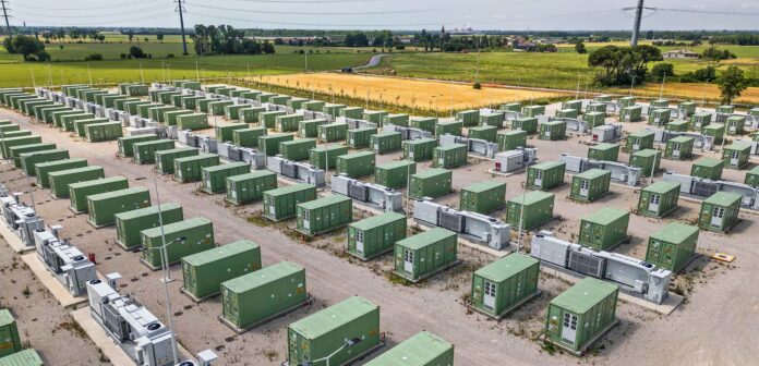 Sistema BESS usado para armazenamento de energia, tecnologia central no leilão de baterias do Brasil.