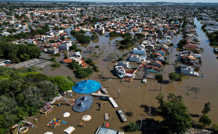 Rua alagada em cidade brasileira mostra os impactos da crise climática e a falta de adaptação urbana a eventos extremos.