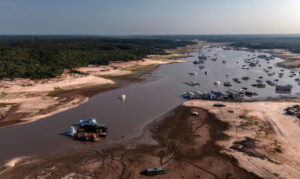 Bancos de areia avançam pelo leito do Rio Negro durante seca extrema associada aos impactos do El Niño no Brasil.